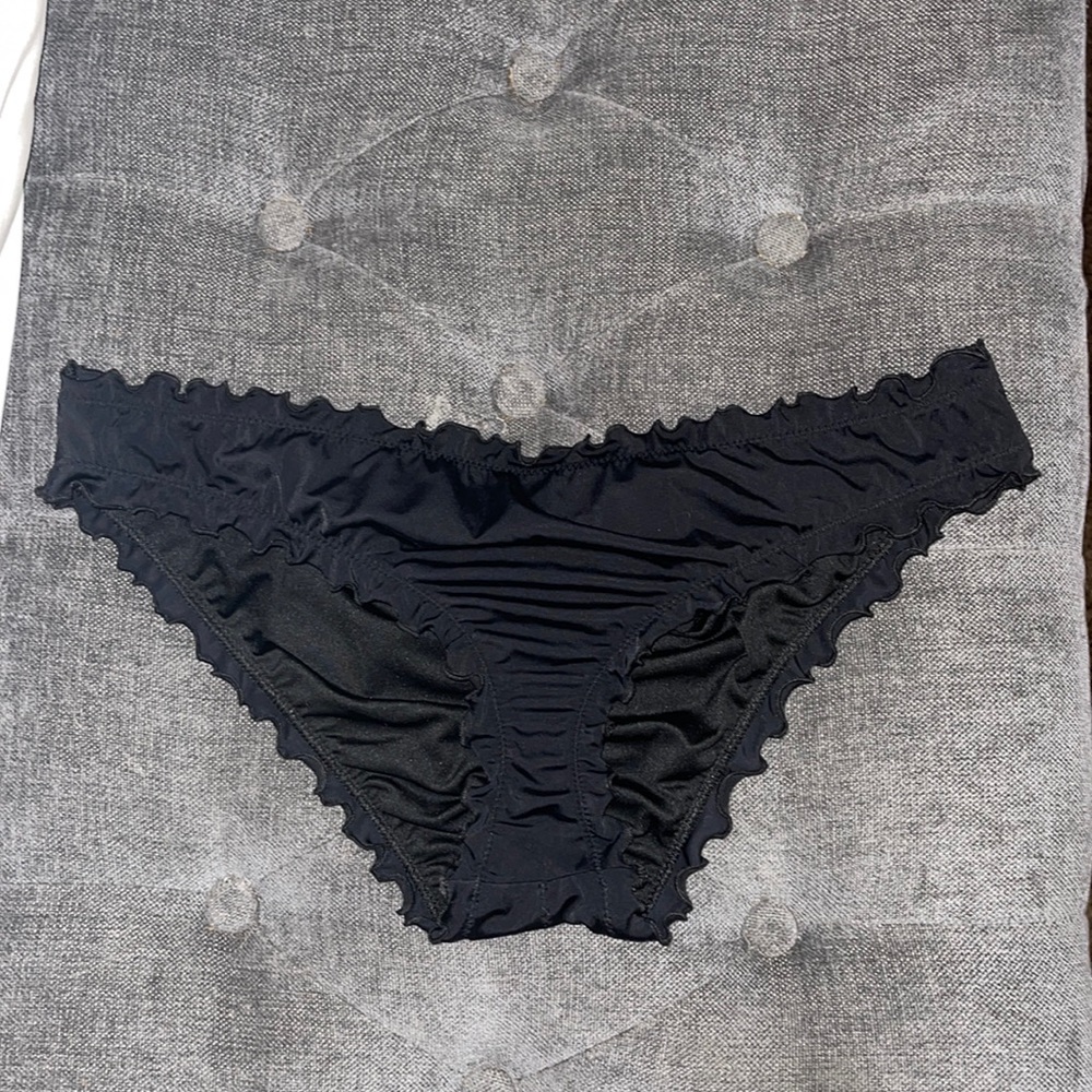 Ruffled bikini bottoms